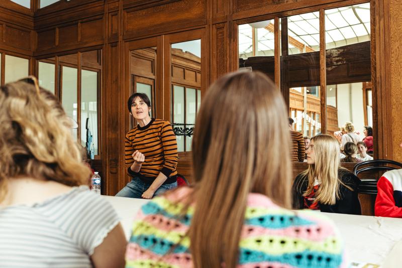 Gaea Schoeters praat met de juryleden van de Leesjury