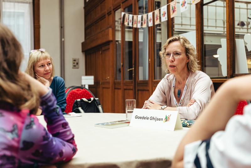 auteur Goedele Ghijsen praat met een groepje juryleden