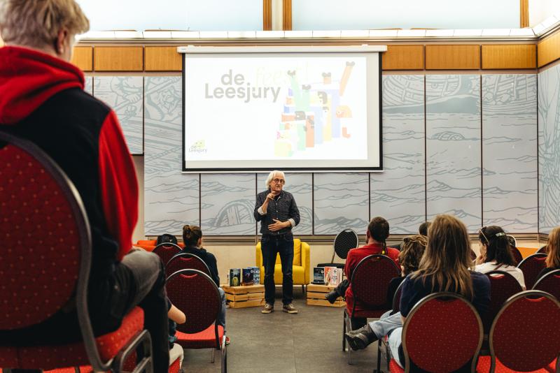 Marc de Bel spreekt de juryleden van de Leesjury toe