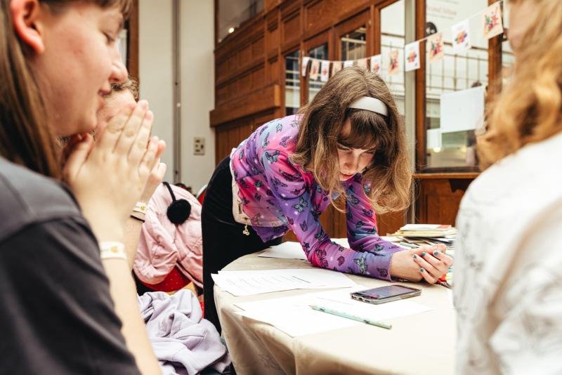 een workshop tijdens het Leesjury-feest