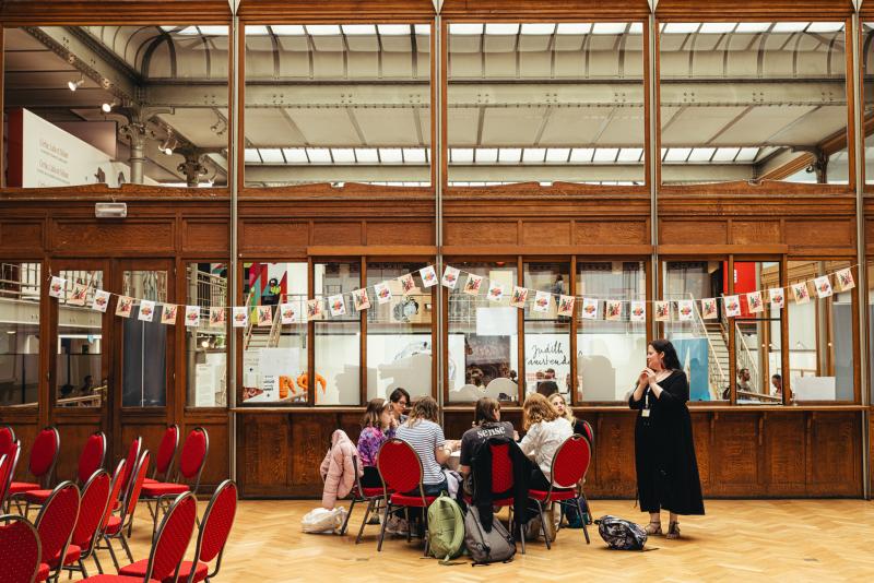 een workshop tijdens het Leesjury-feest