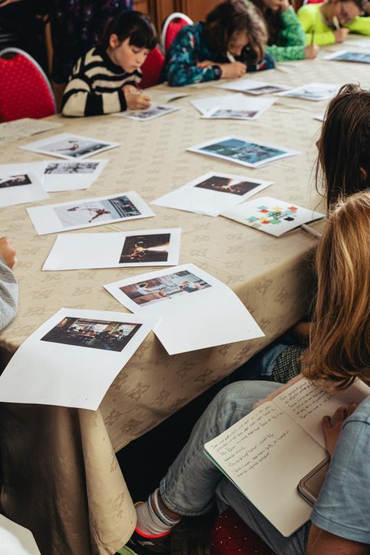 een workshop tijdens het Leesjury-feest