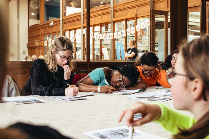 een workshop tijdens het Leesjury-feest