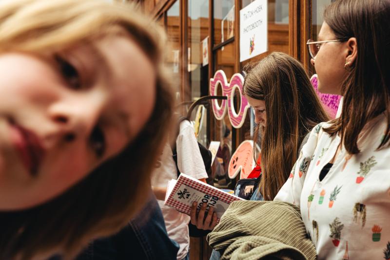 juryleden onder elkaar tijdens het Leesjury-feest