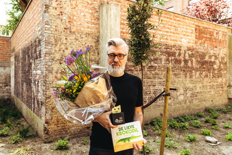 Leo Timmers poseert met de Leesjury-trofee die hij won voor De lieve krokodil