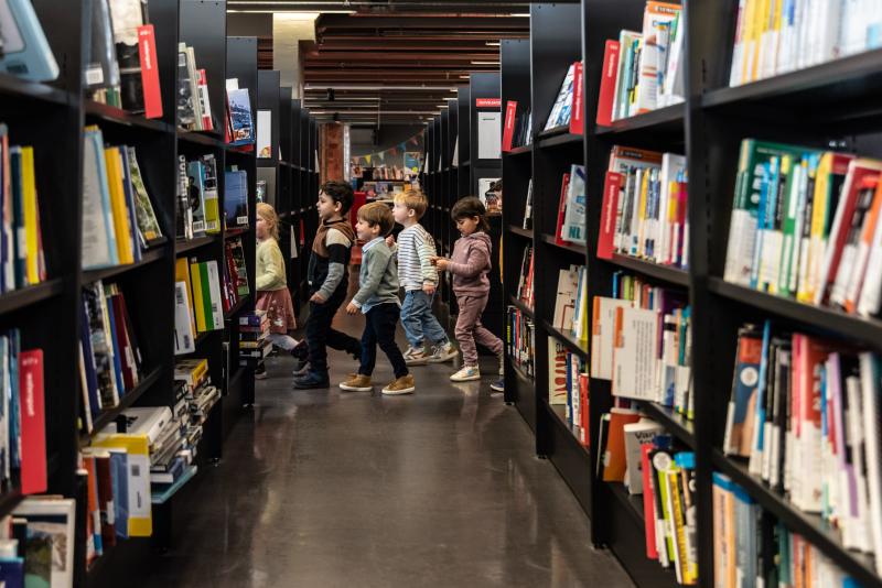 kleine kinderen lopen door de bib