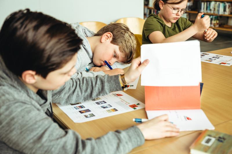 jurylid kijkt in leesdagboek en brengt stem uit