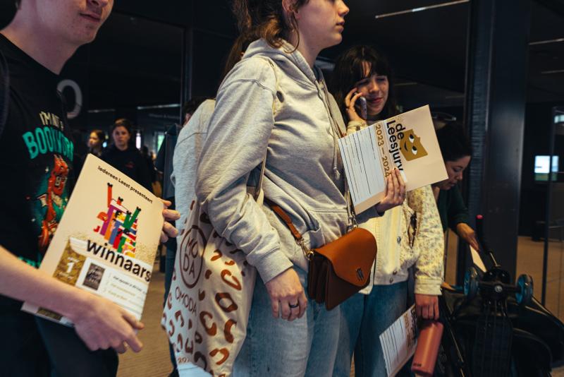 jongeren met affiches op het slotfeest