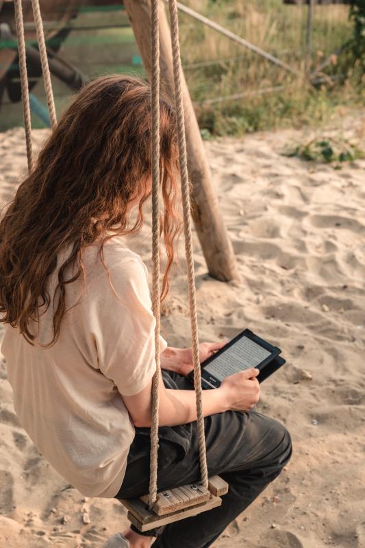 jongeren leest op e-reader
