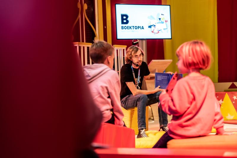 voorlezen in het Voorleescircus op Boektopia