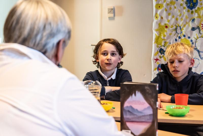 groep 4 in de bib van Sint-Pieters-Woluwe