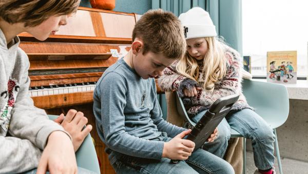 Jongeren kijken op tablet