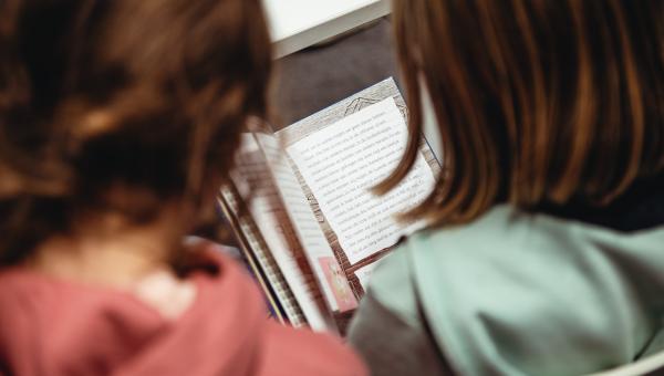 juryleden lezen een Leejury-boek