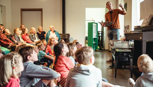 auteur vertelt aan groep juryleden
