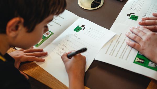 Kinderen vullen antwoordblad in