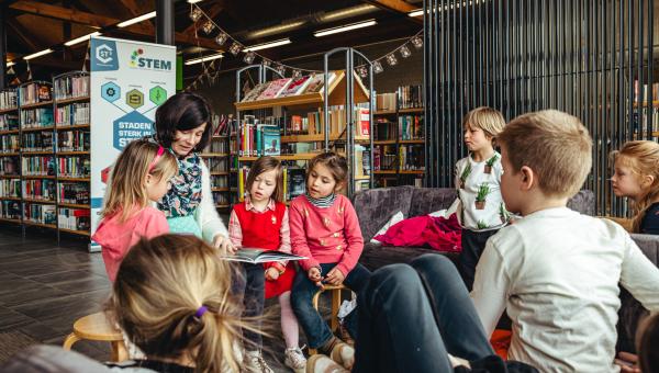 begeleider leest voor uit prentenboek