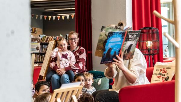 voorlezer aan kleine kinderen