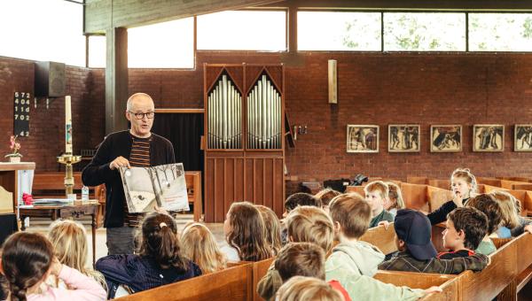 Auteur leest voor uit boek