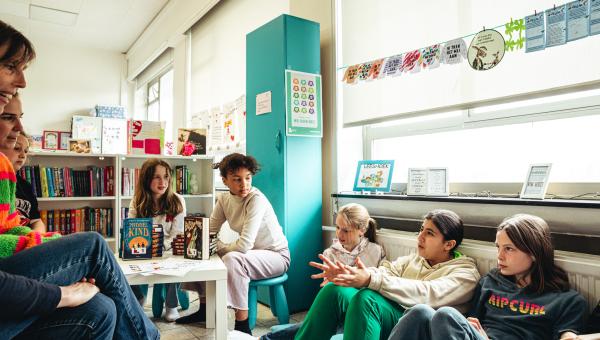 jongeren zitten bij elkaar om te praten over boeken op school