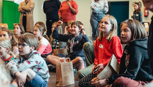 een groepje juichende kinderen van de leesjury