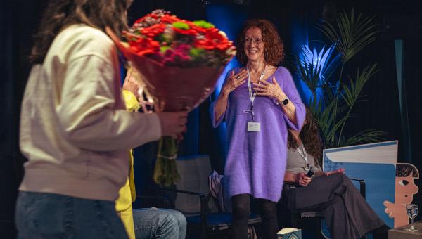 Els Beerten krijgt bloemen op het slotfeest