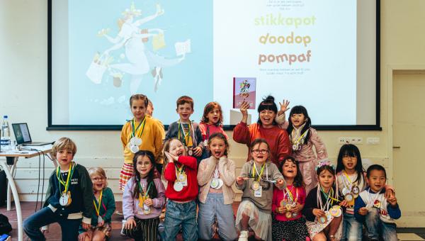 illustrator met groep kinderen