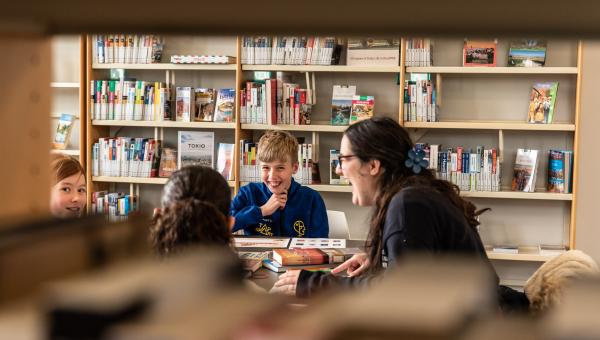 lachende begeleider met groep juryleden